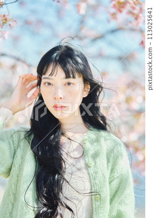 Portrait of a beautiful woman with cherry blossoms 113025641