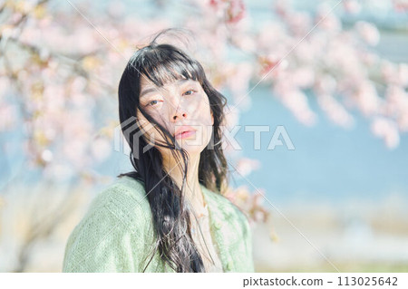 Portrait of a beautiful woman with cherry blossoms 113025642