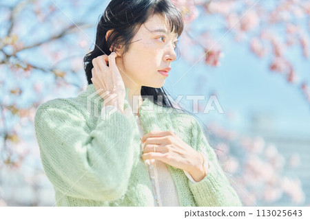 Portrait of a beautiful woman with cherry blossoms 113025643