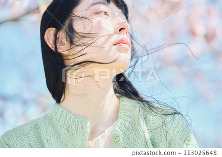 一個美麗的女人與櫻花的肖像 一個美麗的女人與櫻花的肖像 113025648