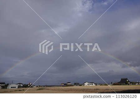 雨後天空上空的彩虹 雨後天空上空的彩虹 113026120