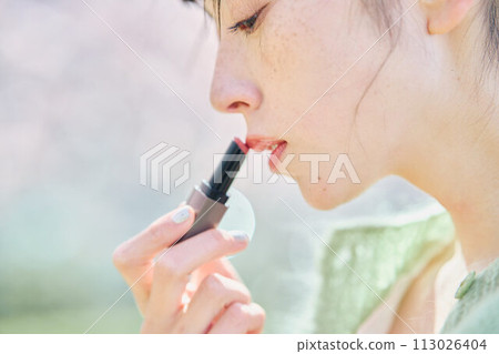 櫻花樹下塗口紅的女人 113026404