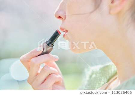 櫻花樹下塗口紅的女人 113026406