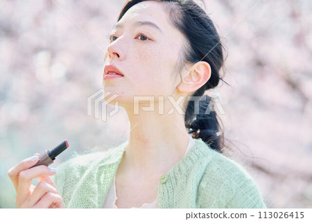 櫻花樹下塗口紅的女人 113026415
