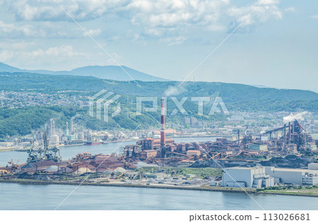 Muroran City, Hokkaido A steelworks in commercial operation with white smoke 113026681