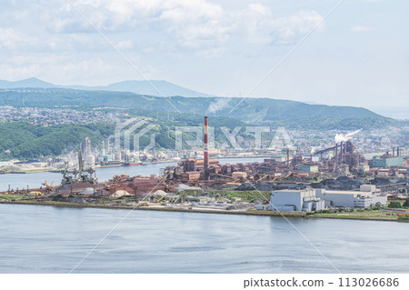 北海道室蘭市商業營運的鋼鐵廠冒白煙 113026686