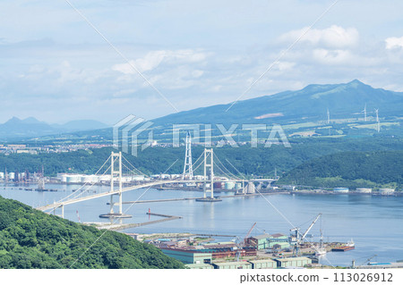 北海道室蘭市 - 從山上看到的室蘭夏季城市景觀(白鳥橋周圍) 北海道室蘭市 - 從山上看到的室蘭夏季城市景觀(白鳥橋周圍) 113026912