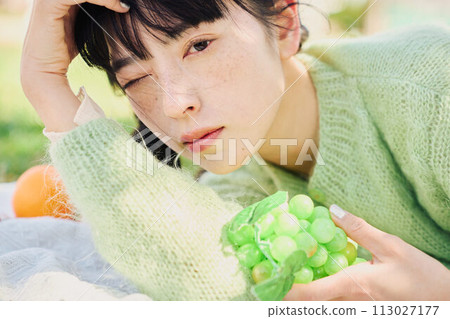 一個女人享受野餐 113027177