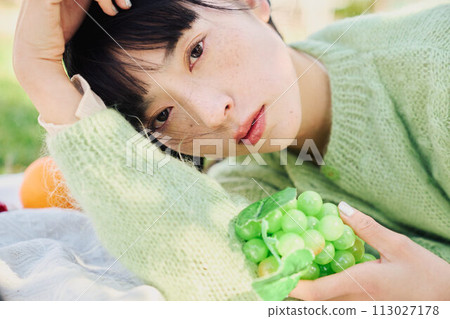 一個女人享受野餐 113027178
