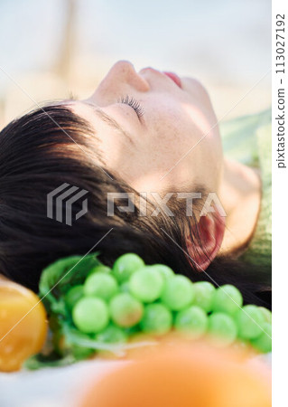 一個女人享受野餐 113027192