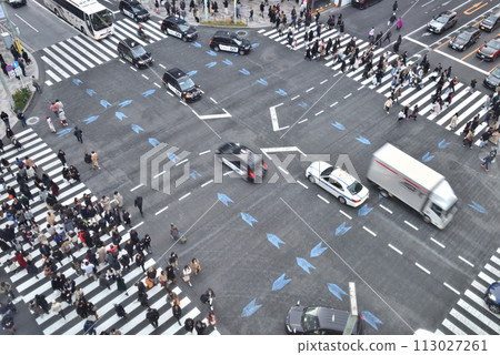 銀座街綠燈的銀座四丁目十字路口 銀座街綠燈的銀座四丁目十字路口 113027261
