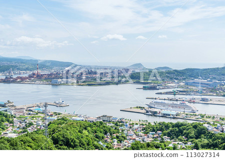北海道室蘭市 夏季從山上看到的北海道室蘭城市景觀（室蘭港周圍） 113027314