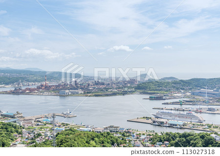 北海道室蘭市 夏季從山上看到的北海道室蘭城市景觀（室蘭港周圍） 113027318