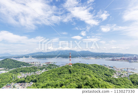 北海道室蘭市 — 從山上看夏天的室蘭城市景觀 113027330