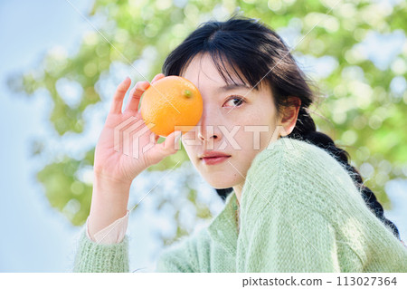 A woman with fruit 113027364