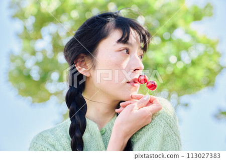 一個女人用水果 一個女人用水果 113027383