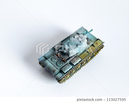World war 2 tank model toy isolated on white background World war 2 tank model toy isolated on white background 113027595