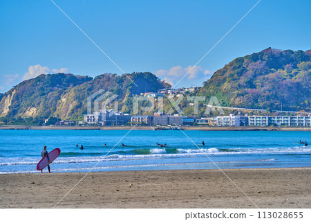 從神奈川縣鎌倉市材木座五丁目滑川河口向西眺望由比濱海灘(坂下等) 從神奈川縣鎌倉市材木座五丁目滑川河口向西眺望由比濱海灘(坂下等) 113028655