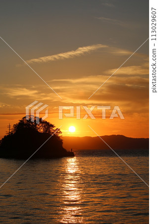 Sunset in Setouchi and people fishing for bigfin squid Sunset in Setouchi and people fishing for bigfin squid 113029607