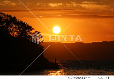 Sunset in Setouchi and people fishing for bigfin squid 113029610