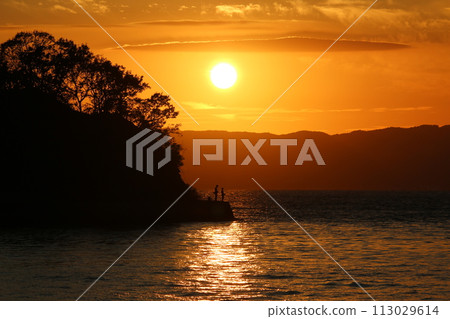 Sunset in Setouchi and people fishing for bigfin squid 113029614