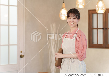 A smiley cafe clerk A smiley cafe clerk 113030006