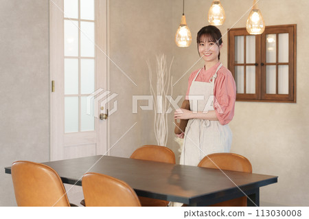 A smiley cafe clerk A smiley cafe clerk 113030008