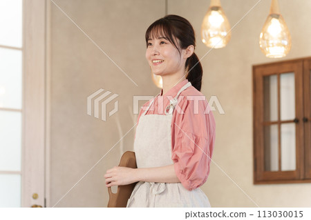 A smiley cafe clerk 113030015