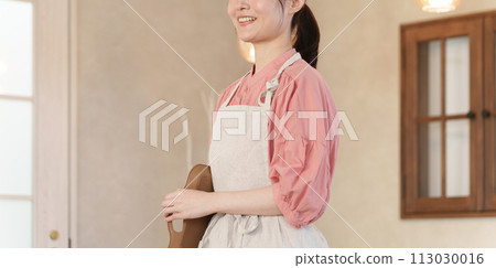 A smiley cafe clerk 113030016