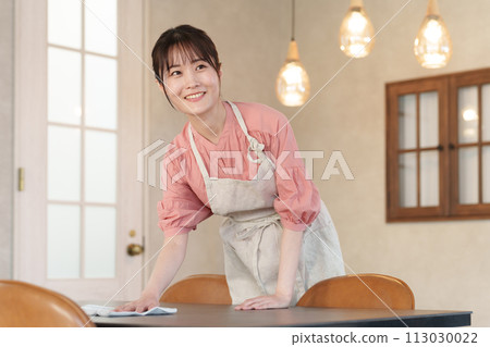 女兼職人員清潔桌子 113030022