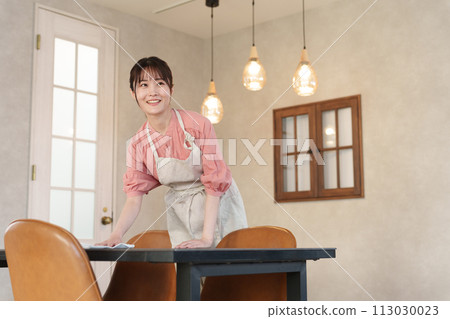 女兼職人員清潔桌子 113030023