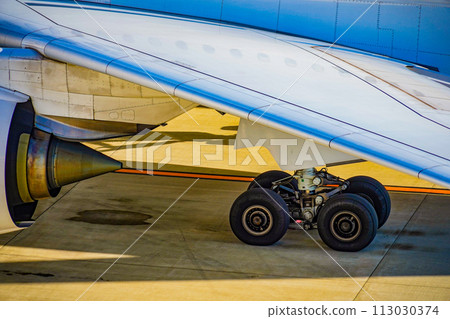 飛機前輪和機身 113030374