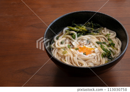 Ontama Tsukimi Udon, Spinach, Bonito flakes, Overhead view 113030758