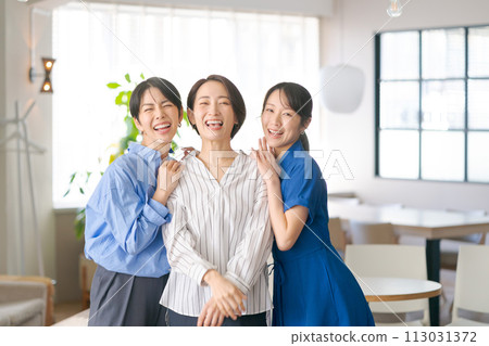 Smiling women portraits 113031372