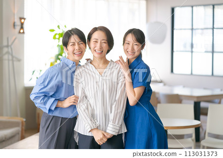 微笑的女性肖像 微笑的女性肖像 113031373