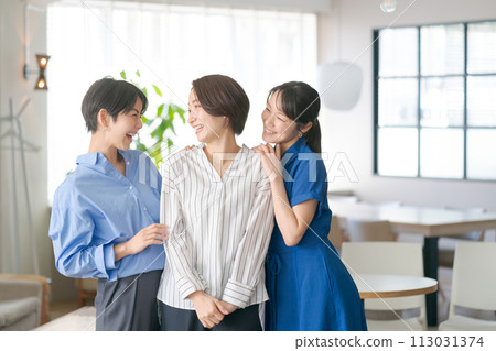婦女們開心地笑 113031374