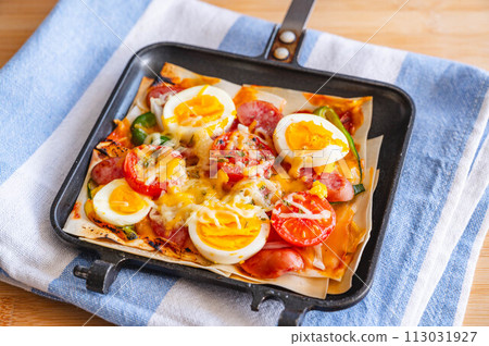 Pizza with wonton wrappers 113031927