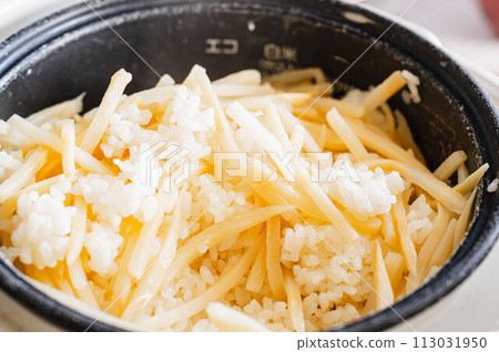 Rice with cooked bamboo shoots 113031950