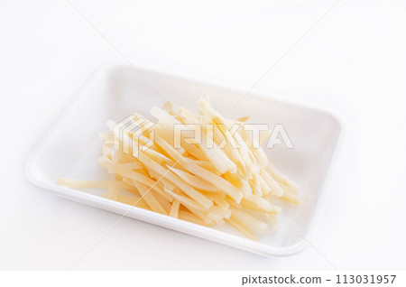 Shredded bamboo shoots in a food tray 113031957