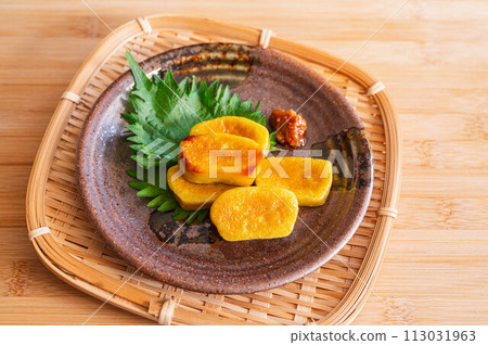 Grilled raw wheat flour Grilled raw wheat flour 113031963