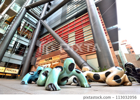 A unique bench in Shiodome 113032056