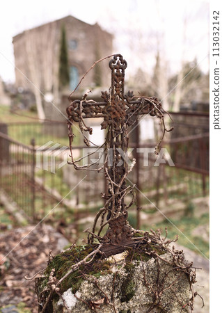 Abandoned grave with a rusty cross in a cemetery Abandoned grave with a rusty cross in a cemetery 113032142