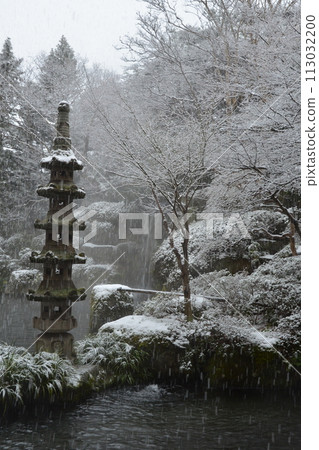 日本花園中雪落的垂直圖像 日本花園中雪落的垂直圖像 113032200