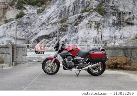 騎著義大利紅色摩托車到處走走 113032299