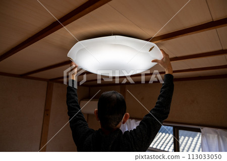 一名男子拆除螢光燈 113033050