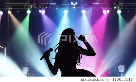 女偶像剪影用麥克風和聚光燈唱歌_wide 女偶像剪影用麥克風和聚光燈唱歌_wide 113033118