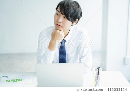 一個在辦公室工作的人 113033124