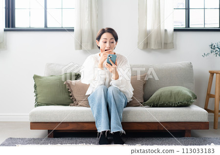 A woman troubled watching smartphone 113033183