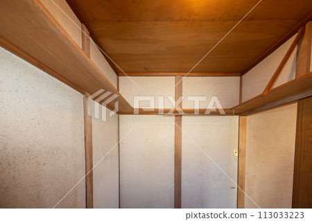 The inside of the storeroom was empty after carrying out the luggage. The inside of the storeroom was empty after carrying out the luggage. 113033223