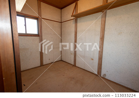 The inside of the storeroom was empty after carrying out the luggage. 113033224